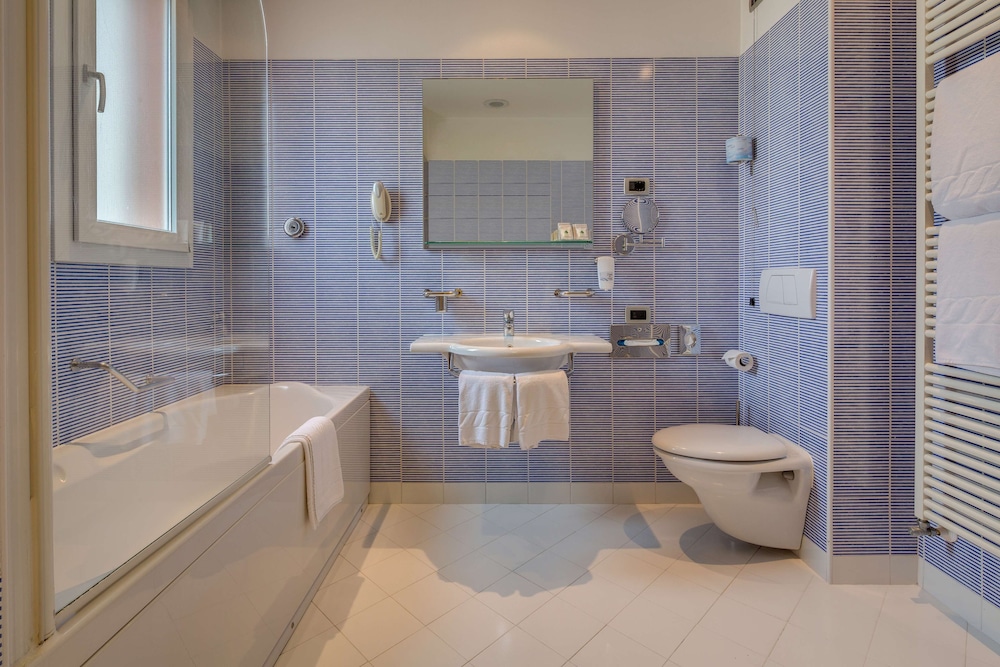 Suite junior, 1 cama de matrimonio grande del hotel Best Western Plus Bologna. Foto 11