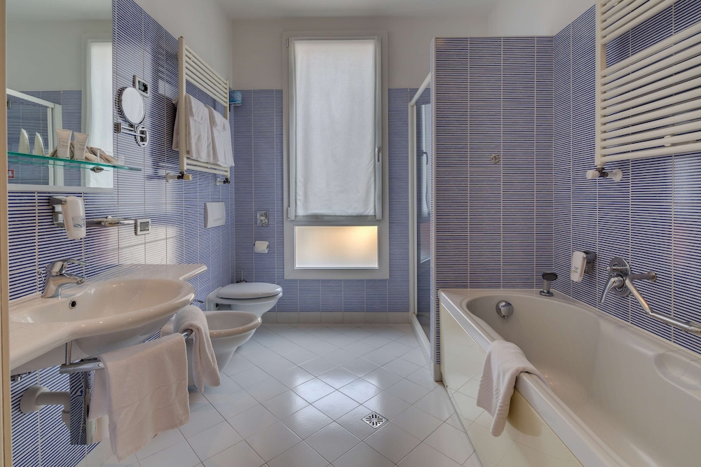 Suite junior, 1 cama de matrimonio grande del hotel Best Western Plus Bologna. Foto 14