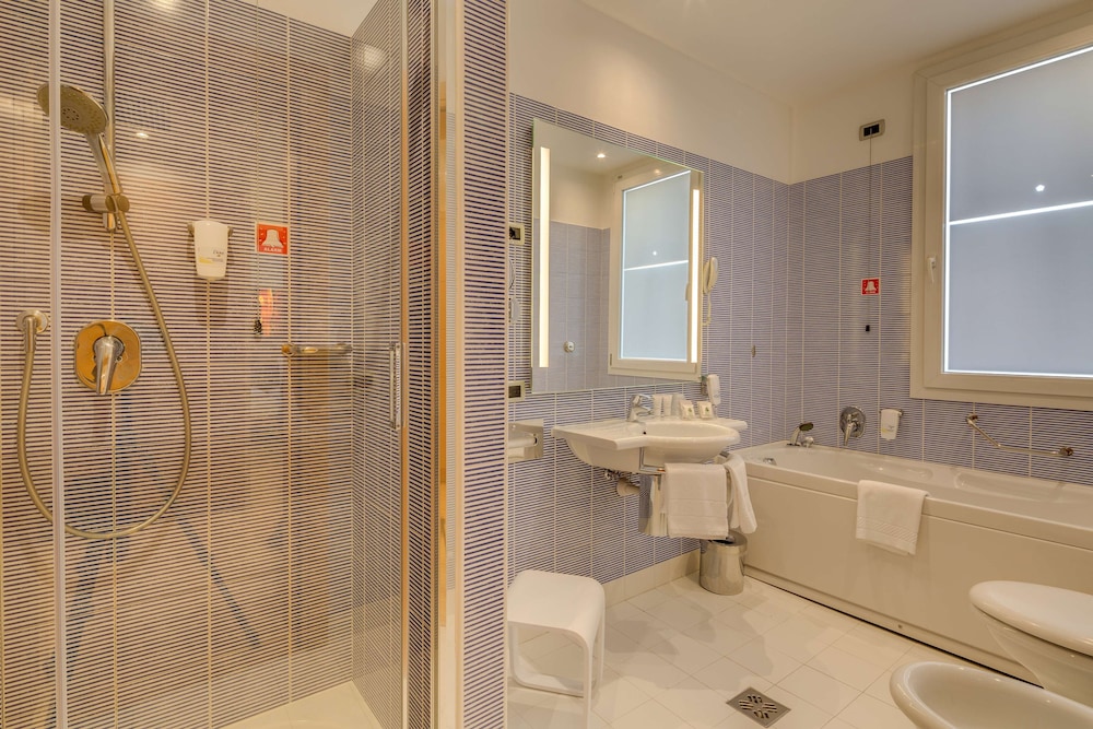 Suite junior, 1 cama de matrimonio grande del hotel Best Western Plus Bologna. Foto 15