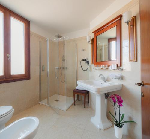 Suite Junior con vistas al canal del hotel All’angelo Art. Foto 2