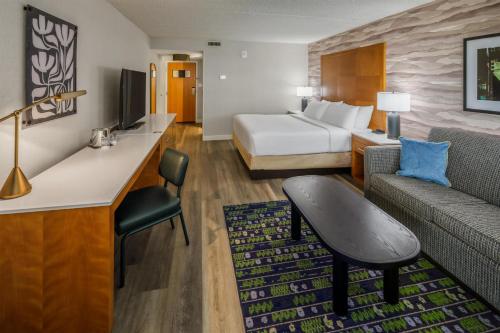 Habitación con cama extragrande y sofá cama del hotel Doubletree By Hilton Rochester