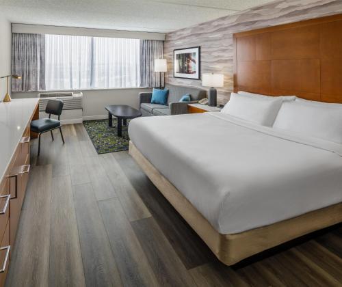 Habitación con cama extragrande y sofá cama del hotel Doubletree By Hilton Rochester. Foto 1