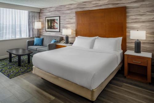 Habitación con cama extragrande y sofá cama del hotel Doubletree By Hilton Rochester. Foto 4