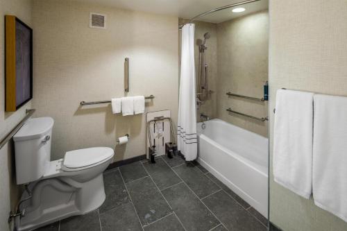 Habitación King con bañera accesible - Adaptada para movilidad reducida - No fumadores del hotel Doubletree By Hilton Rochester. Foto 1
