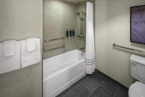 Habitación King con bañera accesible - Adaptada para movilidad reducida - No fumadores del hotel Doubletree By Hilton Rochester. Foto 2
