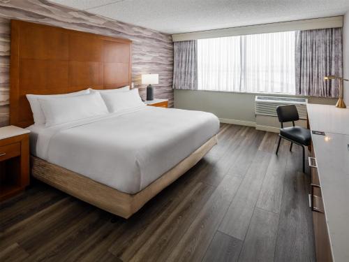 Habitación King con bañera accesible - Adaptada para movilidad reducida - No fumadores del hotel Doubletree By Hilton Rochester. Foto 4
