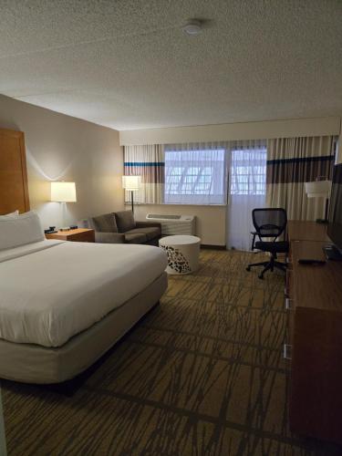 Habitación King con bañera accesible - Adaptada para movilidad reducida - No fumadores del hotel Doubletree By Hilton Rochester. Foto 6