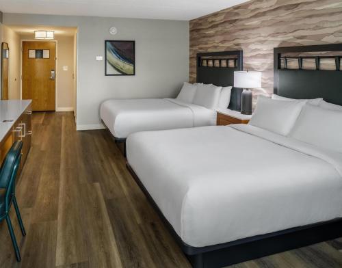 Habitación Doble Queen con dos camas queen del hotel Doubletree By Hilton Rochester. Foto 3