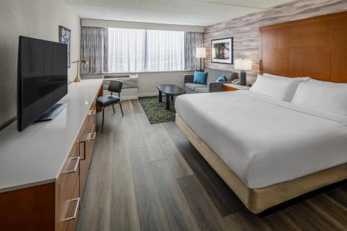 Habitación con cama extragrande y bañera - no fumadores del hotel Doubletree By Hilton Rochester