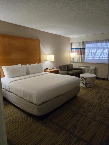 Habitación con cama extragrande y bañera - no fumadores del hotel Doubletree By Hilton Rochester. Foto 1