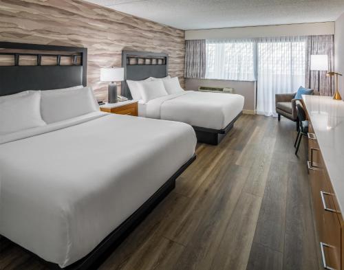 Habitación Queen con dos camas queen y bañera del hotel Doubletree By Hilton Rochester