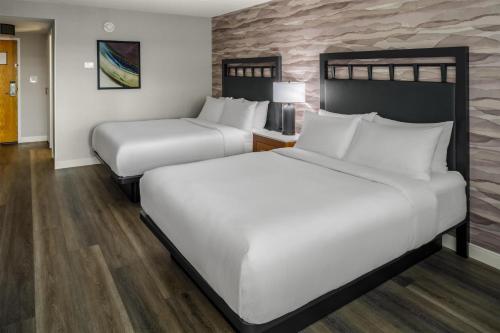 Habitación Queen con dos camas queen y bañera del hotel Doubletree By Hilton Rochester. Foto 2