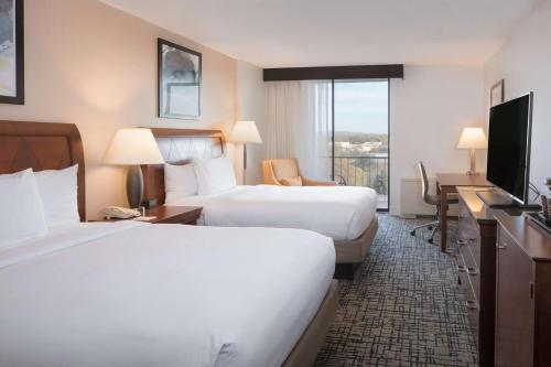 Habitación doble con balcón del hotel Doubletree By Hilton Syracuse. Foto 1