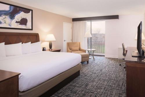 Habitación King con balcón del hotel Doubletree By Hilton Syracuse. Foto 2