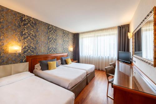 Habitación Doble Superior con cama supletoria del hotel Palace Verona. Foto 5