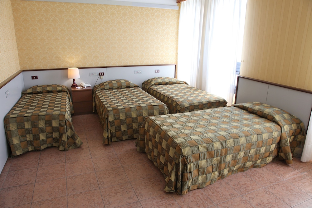 Habitación Cuádruple Clásica del hotel Maxim. Foto 3