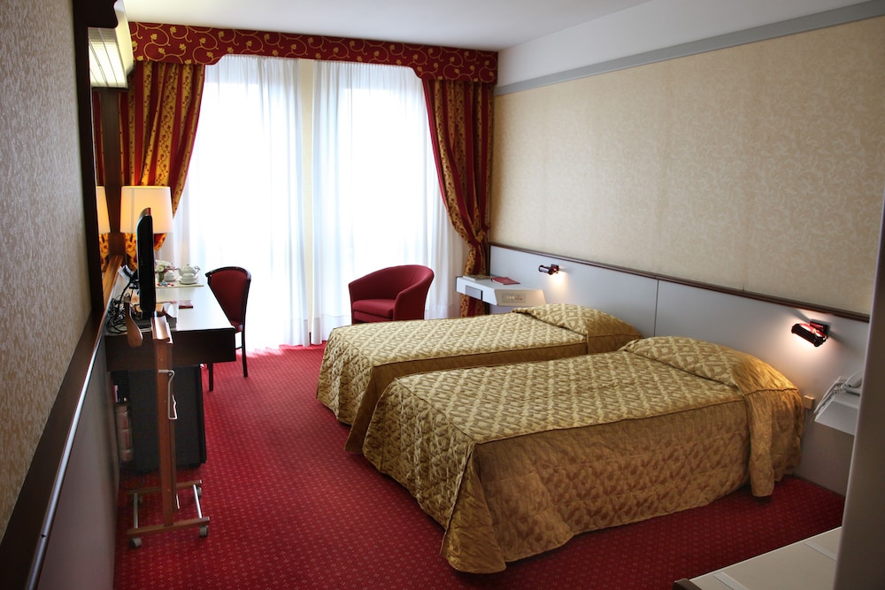 Habitación clásica con 1 cama doble o 2 individuales del hotel Maxim. Foto 4