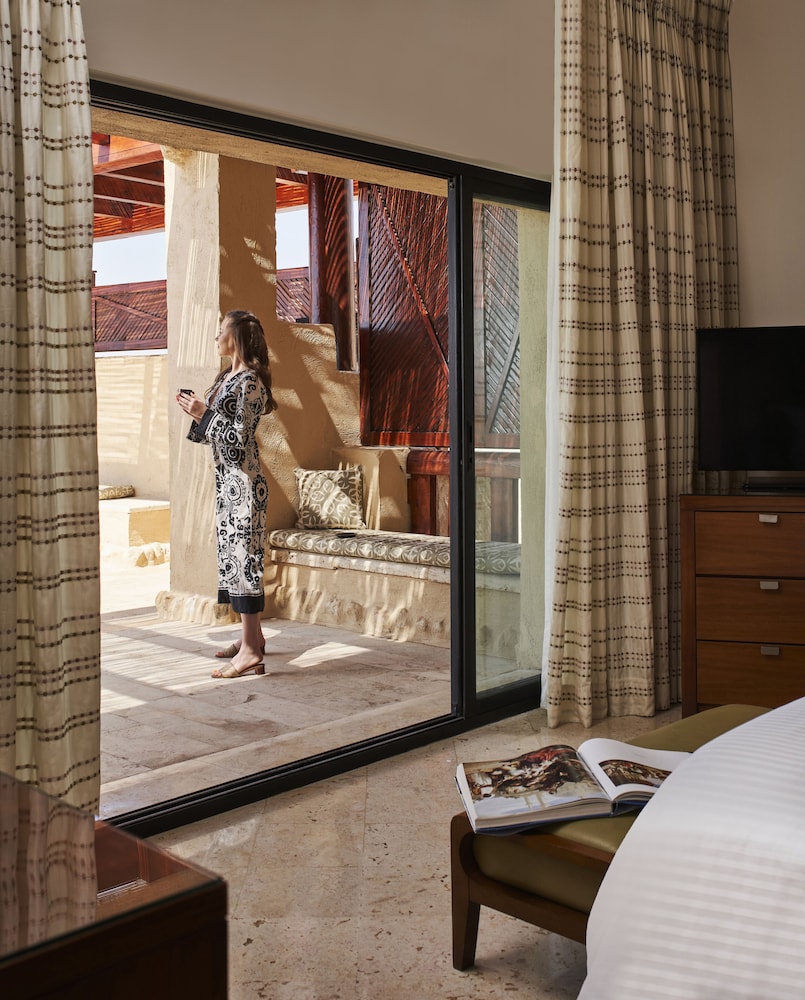 Suite presidencial, 1 cama doble del hotel Mövenpick Dead Sea Jordan. Foto 2
