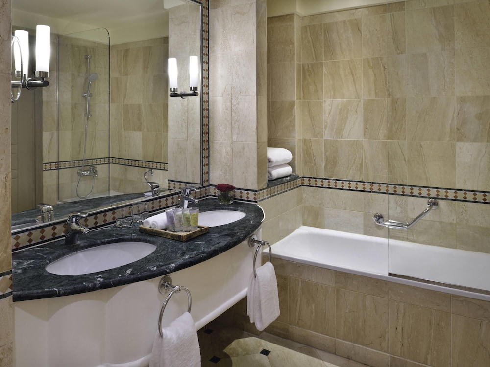 Suite presidencial, 1 cama doble del hotel Mövenpick Dead Sea Jordan. Foto 5