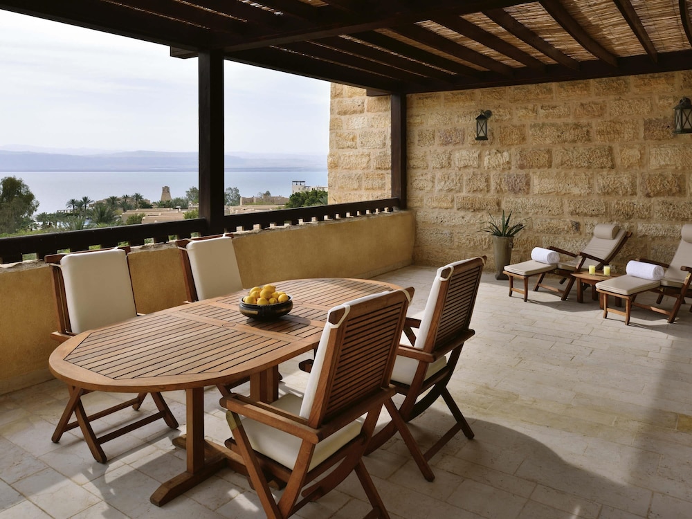 Suite presidencial, 1 cama doble del hotel Mövenpick Dead Sea Jordan. Foto 8