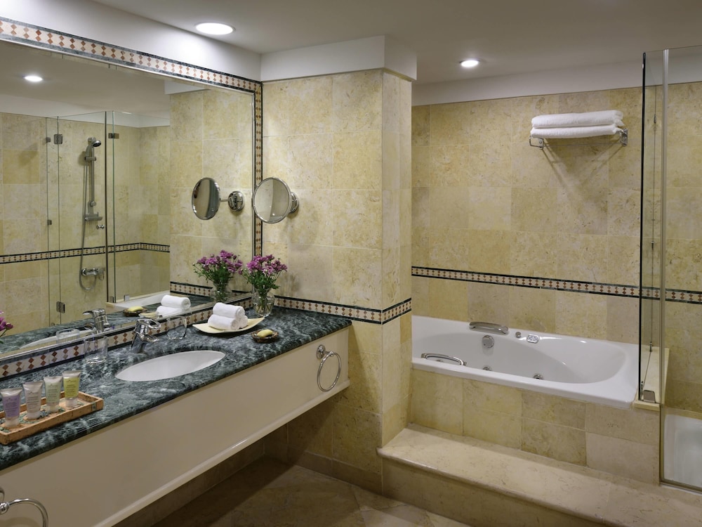 Suite presidencial, 1 cama doble del hotel Mövenpick Dead Sea Jordan. Foto 9