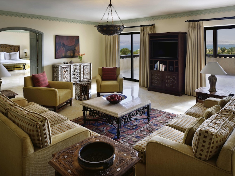 Suite presidencial, 1 cama doble del hotel Mövenpick Dead Sea Jordan. Foto 11