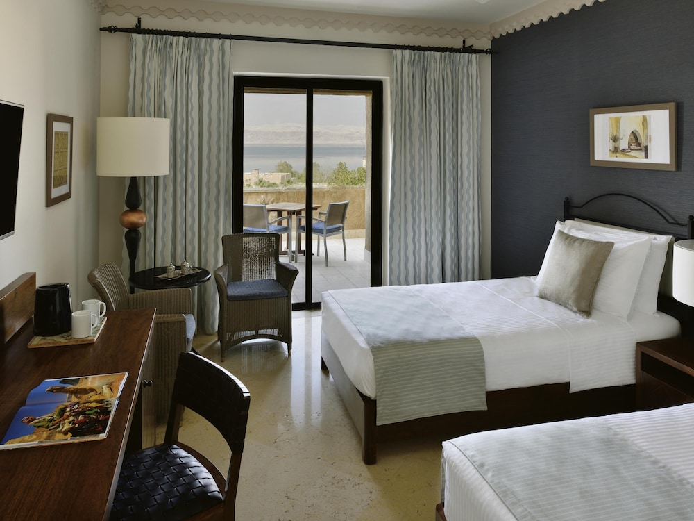 Habitación Deluxe con 2 camas individuales, 2 camas individuales del hotel Mövenpick Dead Sea Jordan. Foto 3