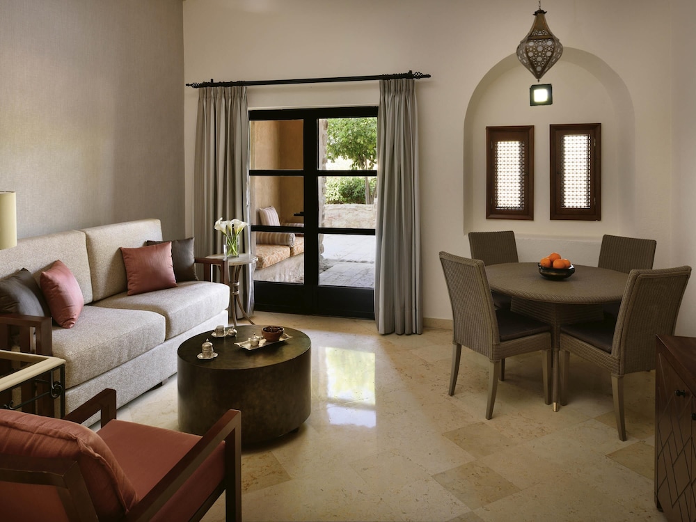Suite, 1 cama individual del hotel Mövenpick Dead Sea Jordan. Foto 3