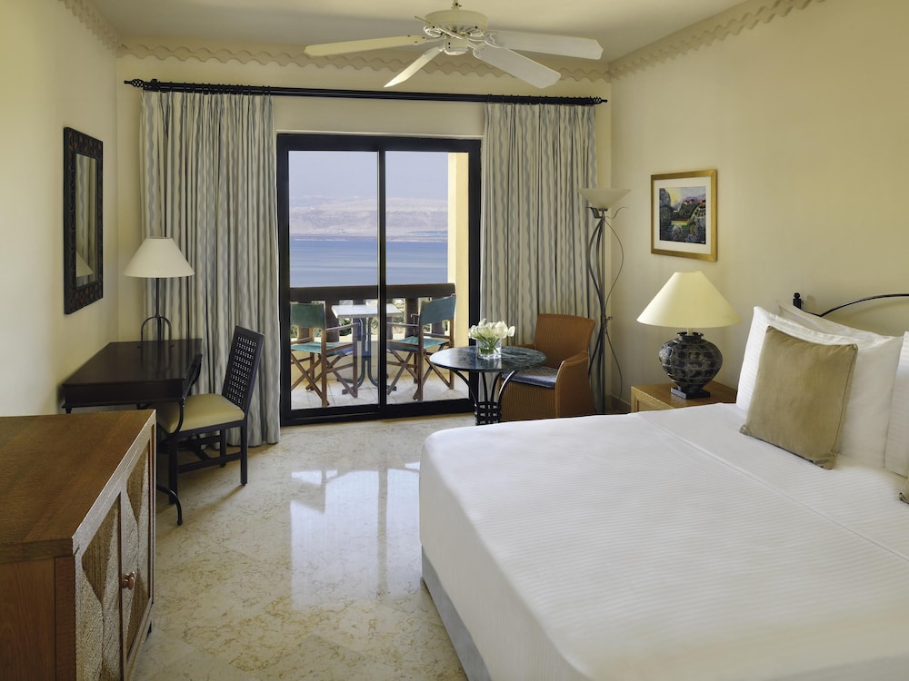 Habitación superior, 1 cama de matrimonio grande, vistas al mar del hotel Mövenpick Dead Sea Jordan