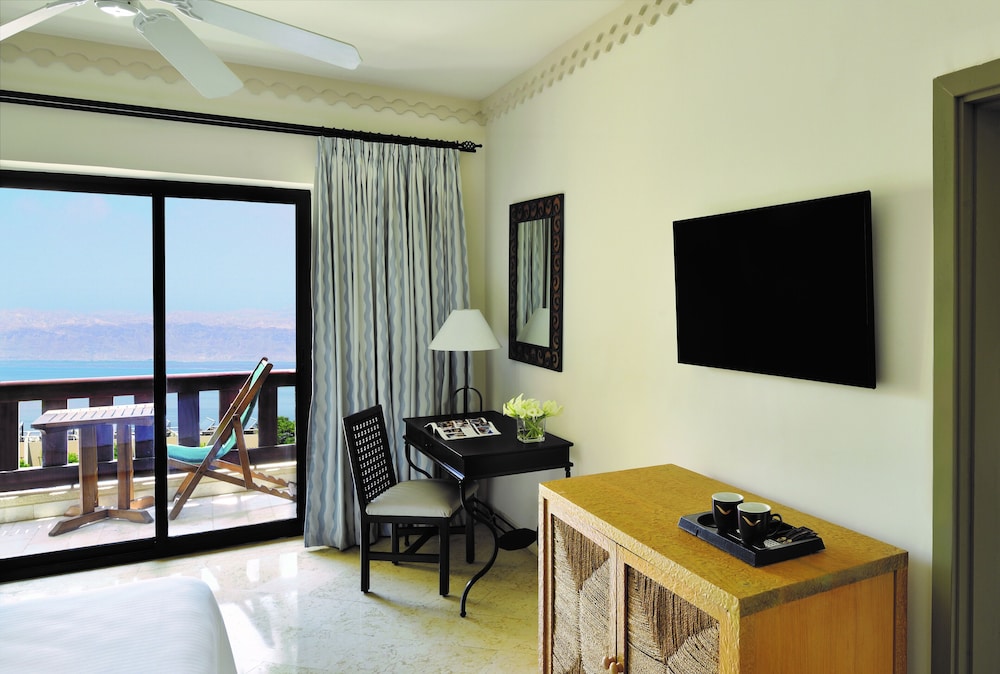 Habitación superior, 1 cama de matrimonio grande, vistas al mar del hotel Mövenpick Dead Sea Jordan. Foto 2