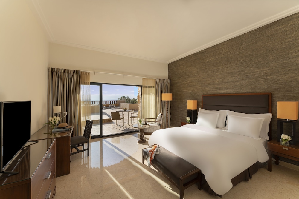 Habitación superior, 1 cama de matrimonio grande, vistas al mar del hotel Mövenpick Dead Sea Jordan. Foto 3