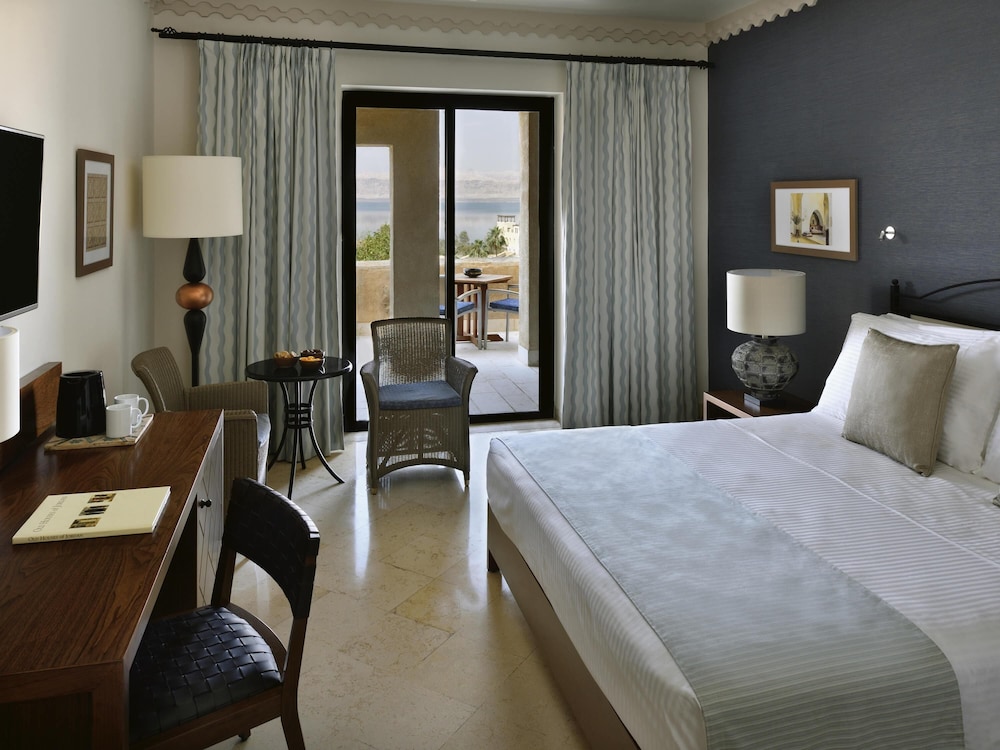 Habitación superior, 1 cama de matrimonio grande, vistas al mar del hotel Mövenpick Dead Sea Jordan. Foto 6