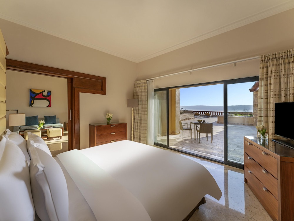 Suite, 1 cama de matrimonio grande, vistas al mar del hotel Mövenpick Dead Sea Jordan