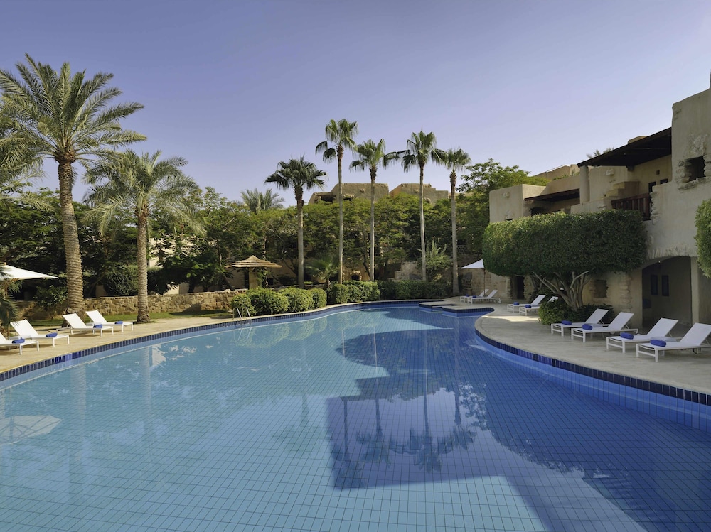 Habitación Premium con 2 camas individuales, 2 camas individuales, vistas a la piscina del hotel Mövenpick Dead Sea Jordan. Foto 4