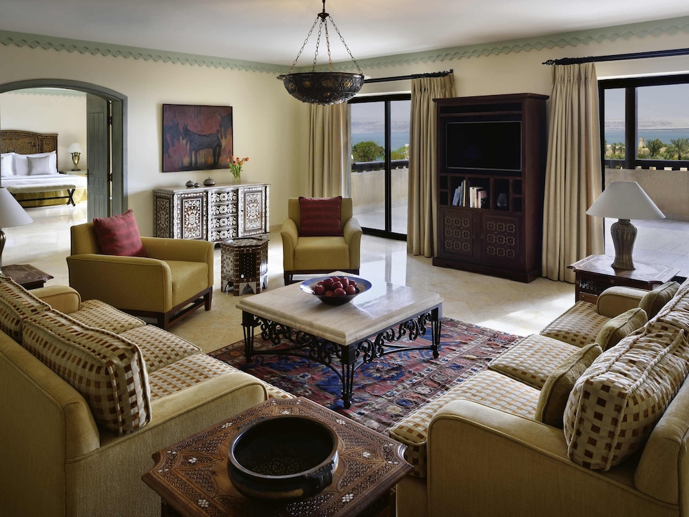 Suite presidencial, 1 cama doble del hotel Mövenpick Dead Sea Jordan. Foto 8