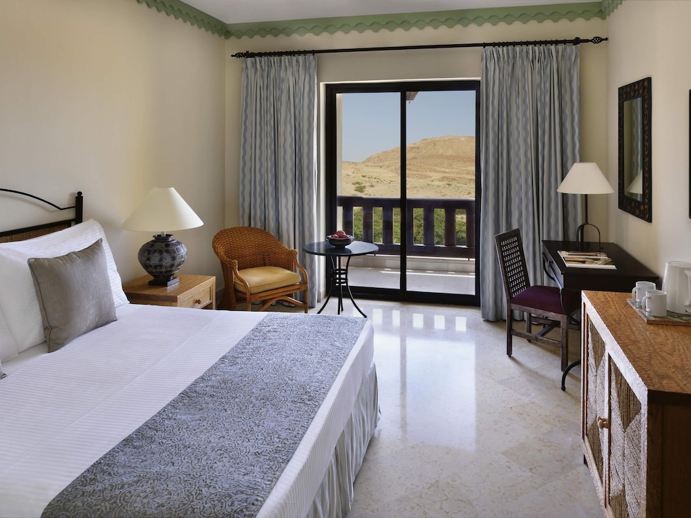 Habitación clásica, 1 cama de matrimonio grande del hotel Mövenpick Dead Sea Jordan