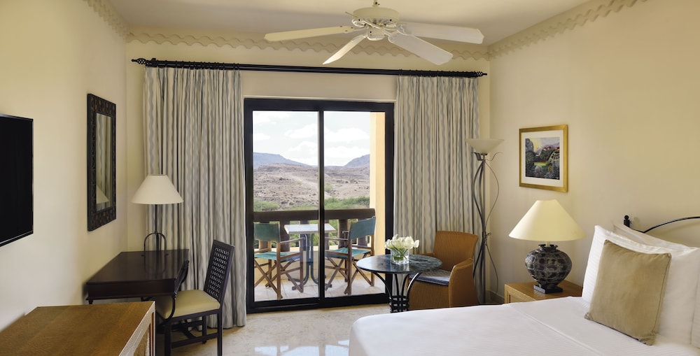 Habitación clásica, 1 cama de matrimonio grande del hotel Mövenpick Dead Sea Jordan. Foto 5