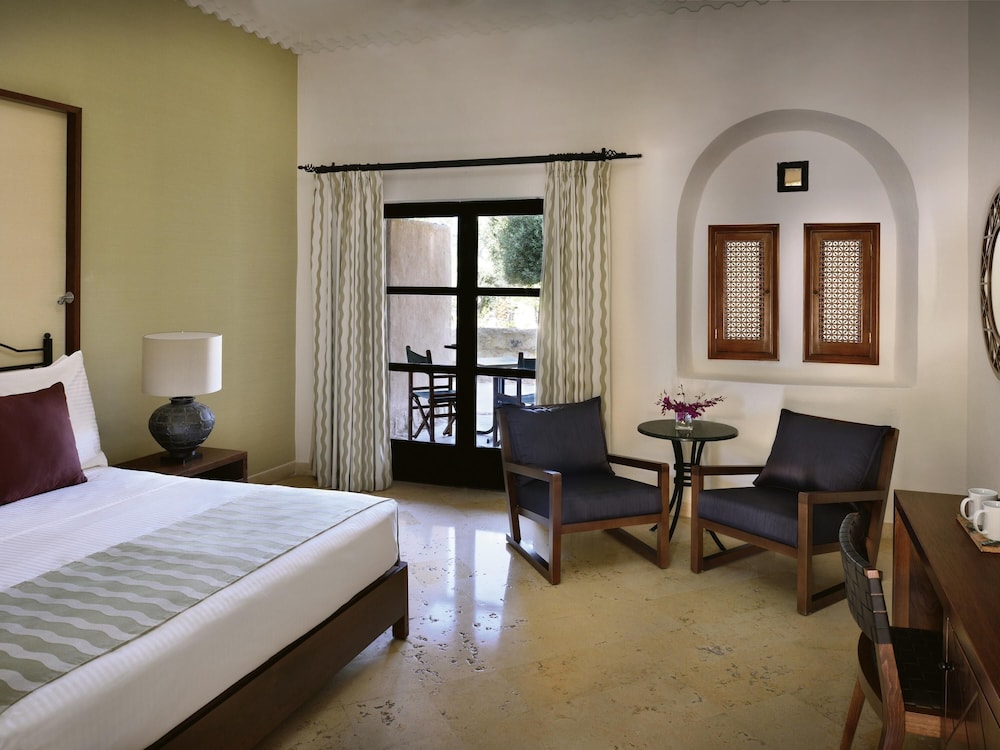 Habitación superior, 1 cama de matrimonio grande del hotel Mövenpick Dead Sea Jordan