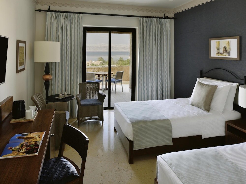 Habitación superior con 2 camas individuales, 2 camas individuales, vistas al mar del hotel Mövenpick Dead Sea Jordan. Foto 5