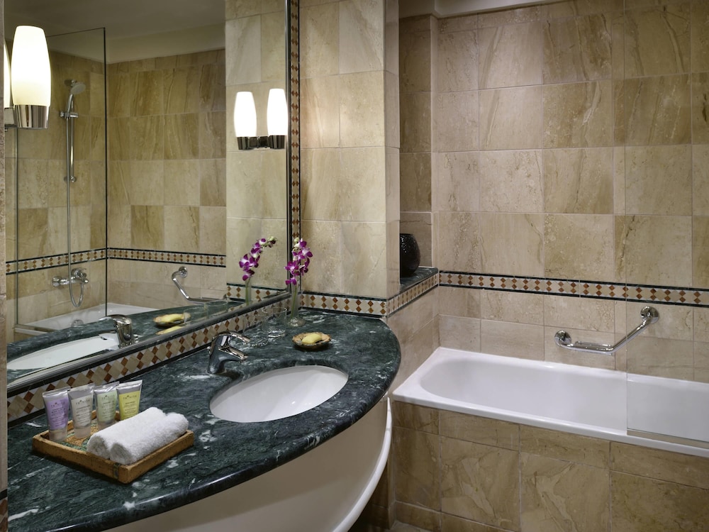 Habitación Deluxe, 1 cama de matrimonio grande del hotel Mövenpick Dead Sea Jordan. Foto 2