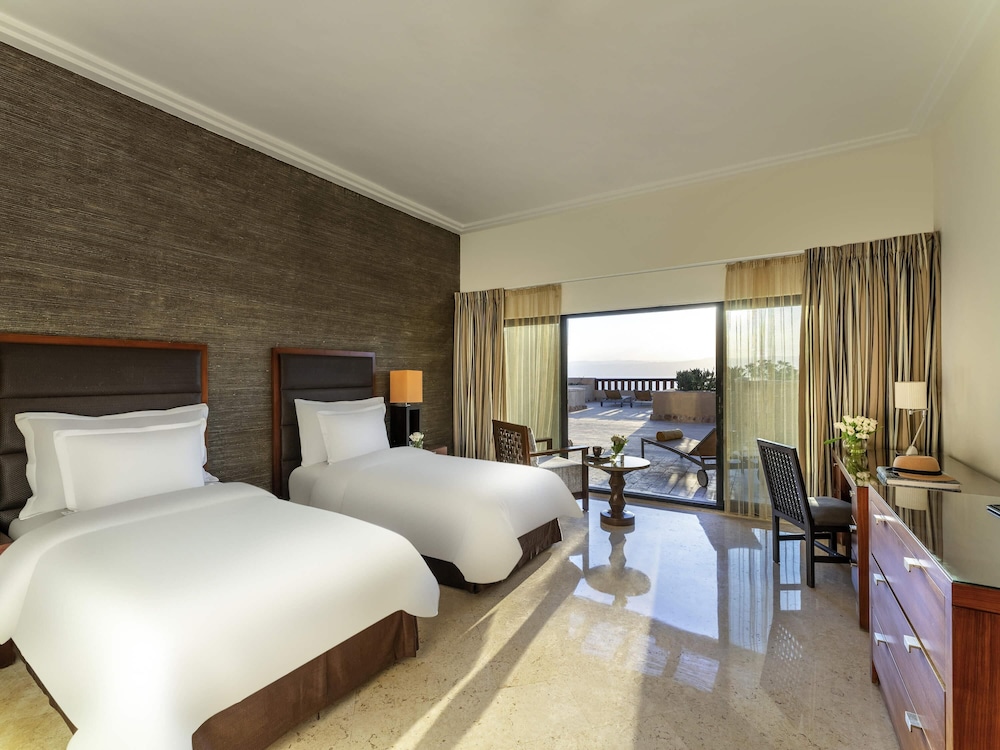 Habitación Premium con 2 camas individuales, 2 camas individuales, vistas al mar del hotel Mövenpick Dead Sea Jordan