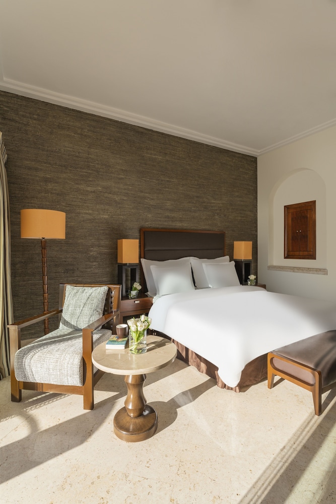 Suite, 1 cama de matrimonio grande del hotel Mövenpick Dead Sea Jordan. Foto 1