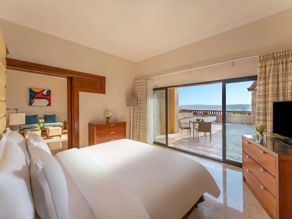 Suite, 1 cama de matrimonio grande, vistas al mar del hotel Mövenpick Dead Sea Jordan. Foto 5