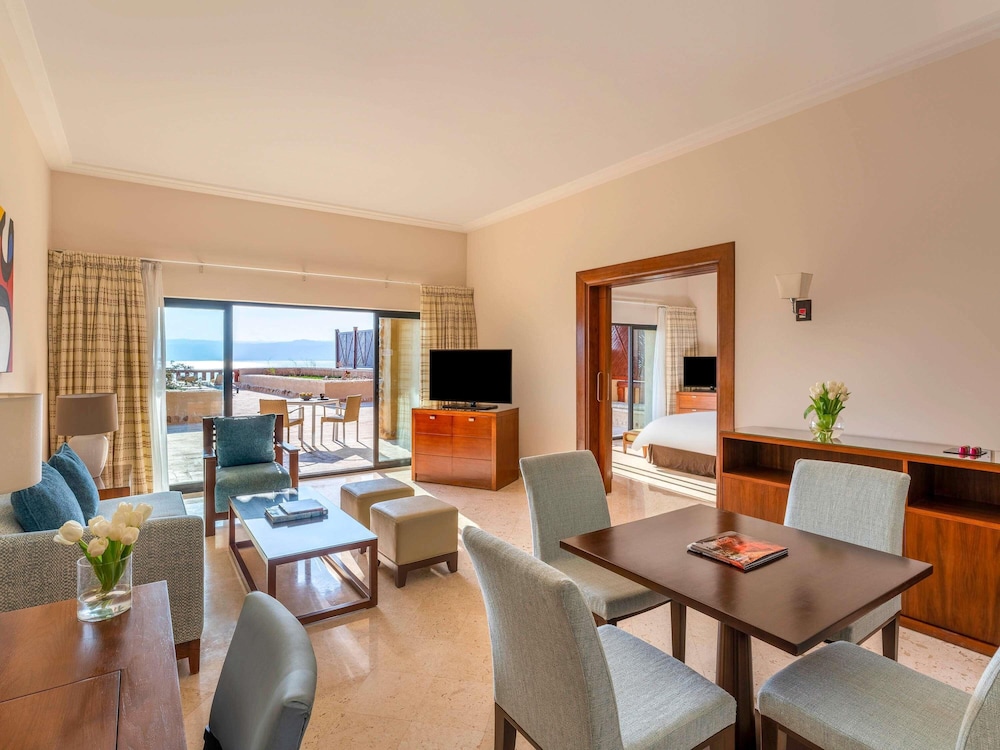 Suite, 1 cama de matrimonio grande, vistas al mar del hotel Mövenpick Dead Sea Jordan. Foto 6