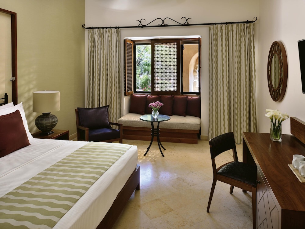 Habitación superior, 1 cama de matrimonio grande del hotel Mövenpick Dead Sea Jordan. Foto 2