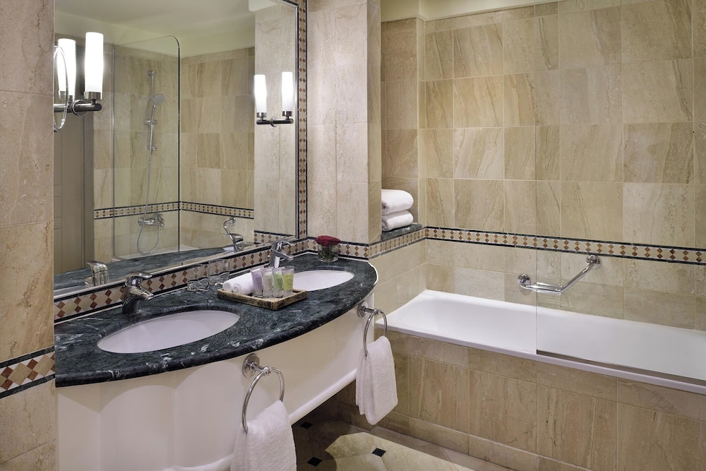 Habitación superior, 1 cama de matrimonio grande del hotel Mövenpick Dead Sea Jordan. Foto 4