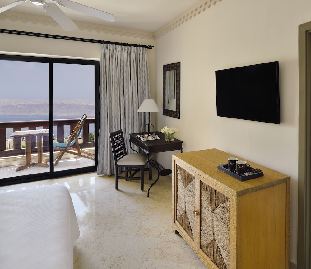 Habitación clásica con 2 camas individuales, 2 camas individuales, vistas al mar del hotel Mövenpick Dead Sea Jordan. Foto 1