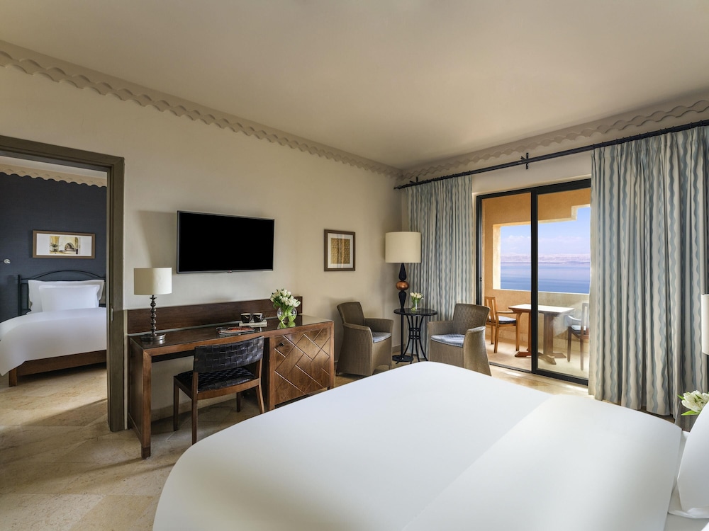 Habitación familiar, 1 cama doble, habitaciones comunicadas del hotel Mövenpick Dead Sea Jordan. Foto 4