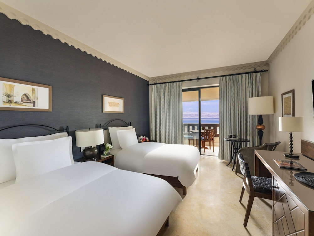 Habitación familiar, 1 cama doble, habitaciones comunicadas del hotel Mövenpick Dead Sea Jordan. Foto 6