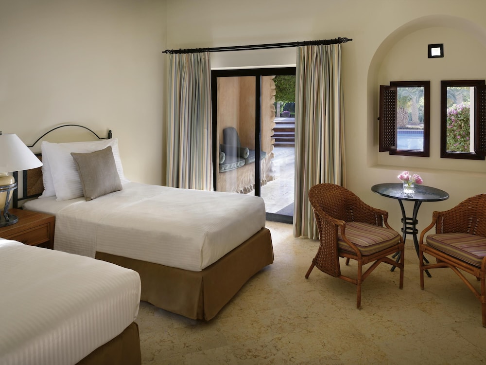 Habitación Premium con 2 camas individuales, 2 camas individuales, vistas a la piscina del hotel Mövenpick Dead Sea Jordan. Foto 1